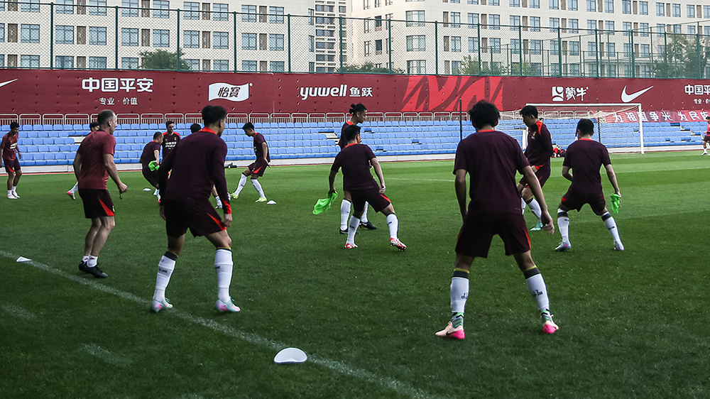 国内足球联赛各队备战新战术调整