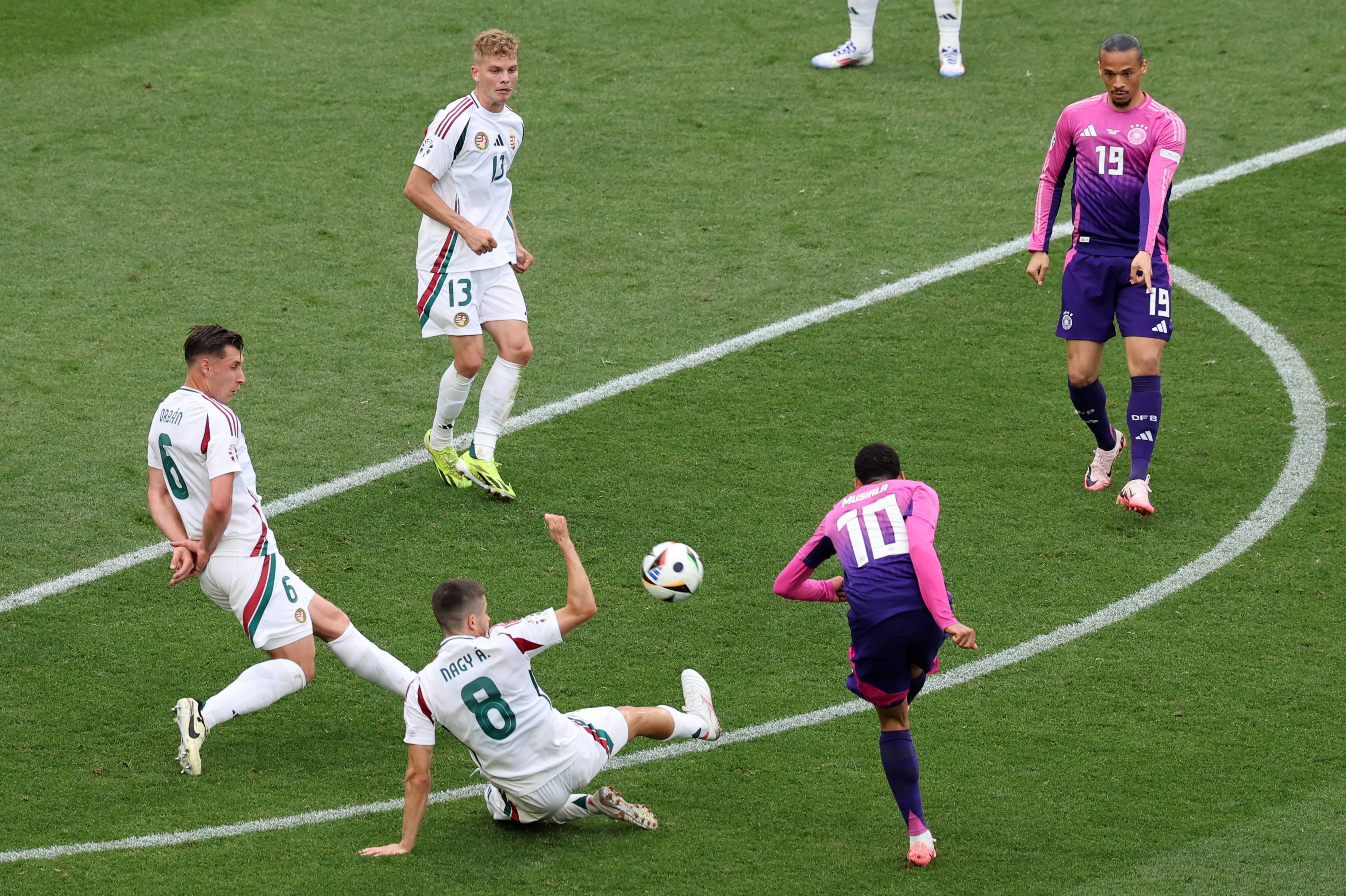 德国队小胜荷兰,取得欧预赛比赛两连胜的简单介绍 德国队小胜荷兰,取得欧预赛比赛两连胜的简单介绍