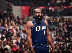 火箭主帅表示哈登的表现毋庸置疑，他是球队的灵魂